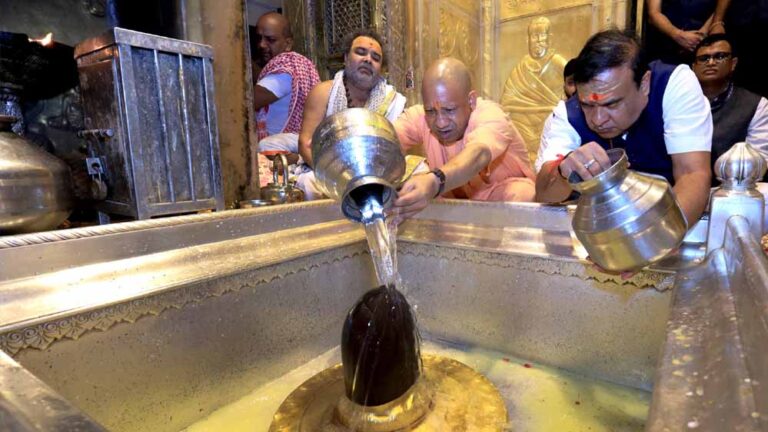 मुख्यमंत्री योगी और असम के मुख्यमंत्री हिमंता ने काशी कोतवाल और बाबा विश्वनाथ का किया दर्शन-पूजन