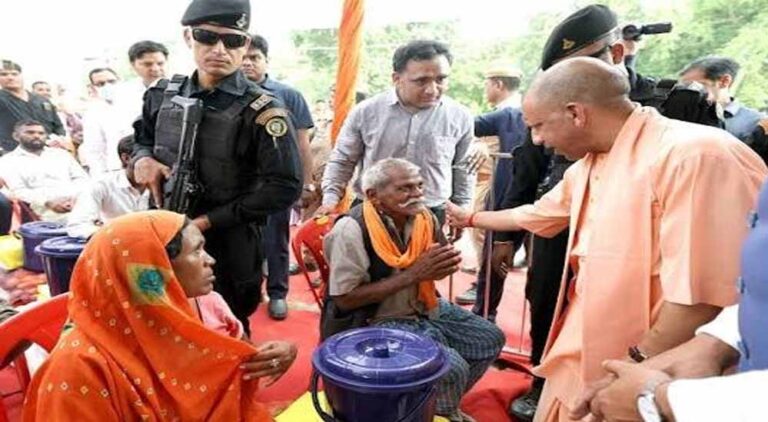 योगी सरकार के निर्देश पर लखनऊ के बाढ़ प्रभावित क्षेत्रों में राहत कार्य युद्धस्तर पर जारी