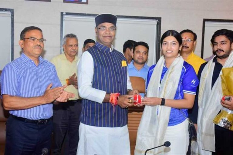 एशियन गेम्स पदक विजेता आशी-ऐश्वर्य से मिले मंत्री सारंग, बोले- 6 साल की उम्र से तराशेंगे खेल प्रतिभाएं