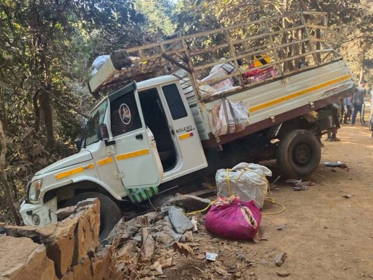 बस्तर नेशनल हाईवे पर झीरम घाटी में पलटा पिकअप, 1 की मौत और 16 घायल