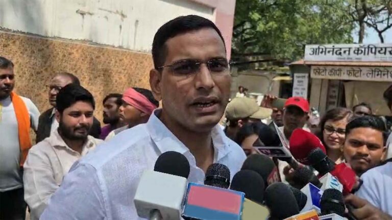 कोयला घोटाला मामले में कोर्ट पहुंचे विधायक देवेंद्र यादव, आरोपी चंद्रदेव राय और विनोद तिवारी भी रहे मौजूद