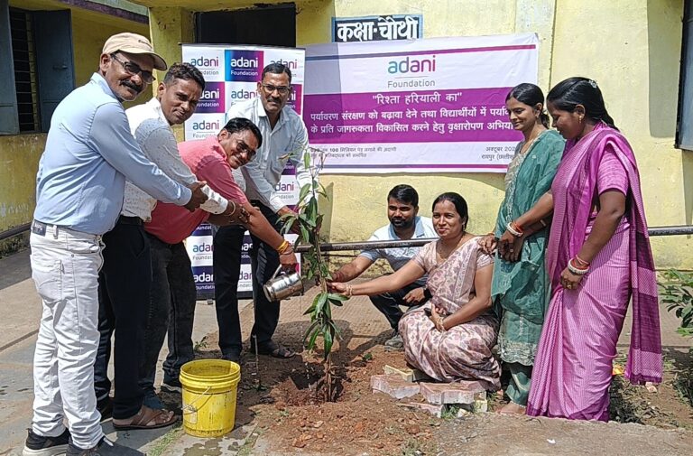 अदाणी फाउंडेशन ने चलाया हरियर स्कूल अभियान: 4,087 लोगों को पौधों का वितरण कर कराया रोपण