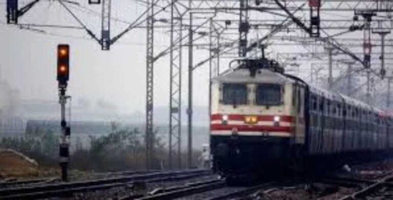 रेल यात्रियों के लिए जरूरी खबर: दिल्ली आने-जाने वाली 45 ट्रेनों का बदला रूट और टाइमिंग, सफर से पहले चेक करें शेड्यूल
