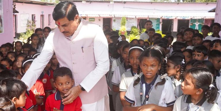 मुख्यमंत्री डॉ. यादव काफिला रुकवाकर पहुंचे स्कूल, बच्चों से किया आत्मीय संवाद