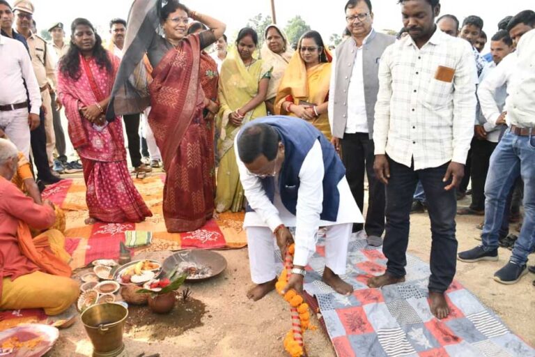 महाअष्टमी पर चलगली क्षेत्र को मंत्री रामविचार नेताम का बड़ी सौगात मोरन नदी पर 5.91 करोड़ की लागत से बनेगा उच्चस्तरीय पुल