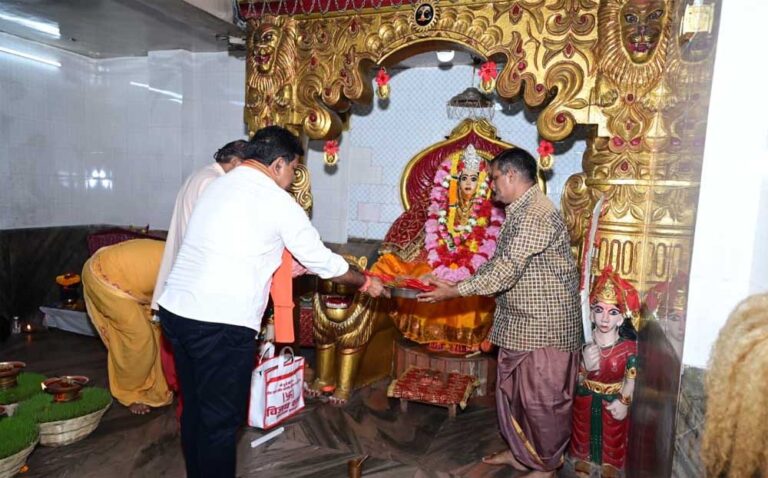 उप मुख्यमंत्री विजय शर्मा ने कवर्धा में मां महामाया और मां विंध्यवासिनी के दर्शन कर प्रदेश की सुख-समृद्धि और खुशहाली की कामना की