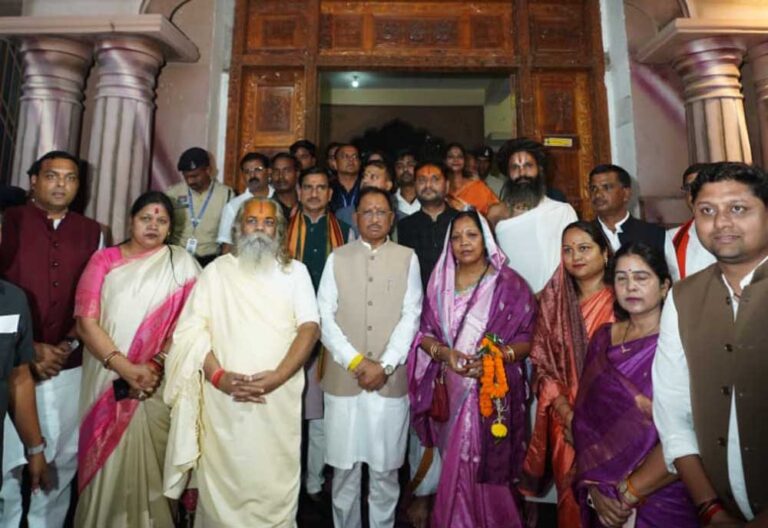 मुख्यमंत्री विष्णु देव साय ने शिवरीनारायण में भगवान नर-नारायण के किए दर्शन, प्रदेशवासियों की सुख-समृद्धि और खुशहाली की कामना