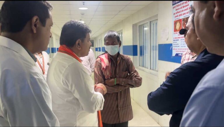 उप मुख्यमंत्री विजय शर्मा ने अस्पताल पहुंचकर जाना सड़क हादसे में घायलों का हाल