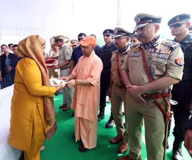 पुलिस स्मृति दिवस पर सीएम योगी ने शहीद जवानों को दी श्रद्धांजलि, परिजनों से मिलकर जाना हाल