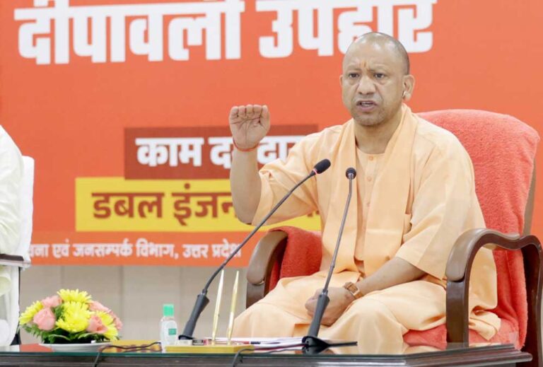 औद्योगिक और इंफ्रास्ट्रक्चर परियोजनाओं को प्राथमिकता के साथ तेजी से पूरा कराएं: मुख्यमंत्री योगी आदित्यनाथ